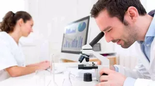 Un técnico de laboratorio. FOTO EP