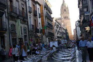 Ganemos se reúne con vecinos e insiste en regular el espacio utilizado por las terrazas