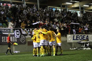 Jugadores y afición de Unionistas celebran el 0 2 de Planas en Gernika | FOTO UNIONISTAS CF