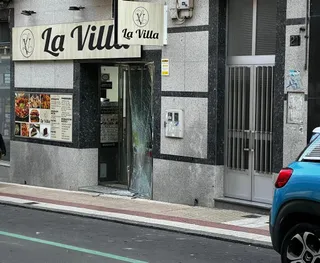 GALERÍA | Un coche se empotra contra un establecimiento de Van Dyck