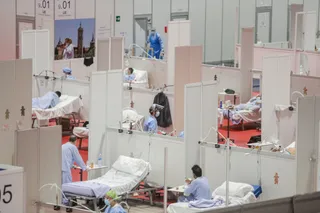 Sanitarios y enfermos distribuidos en el interior del Hospital de Campaña de IFEMA habilitado para pacientes con Covid-19, en el día 33 del estado de alarma. En Madrid, (España), a 16 de abril de 2