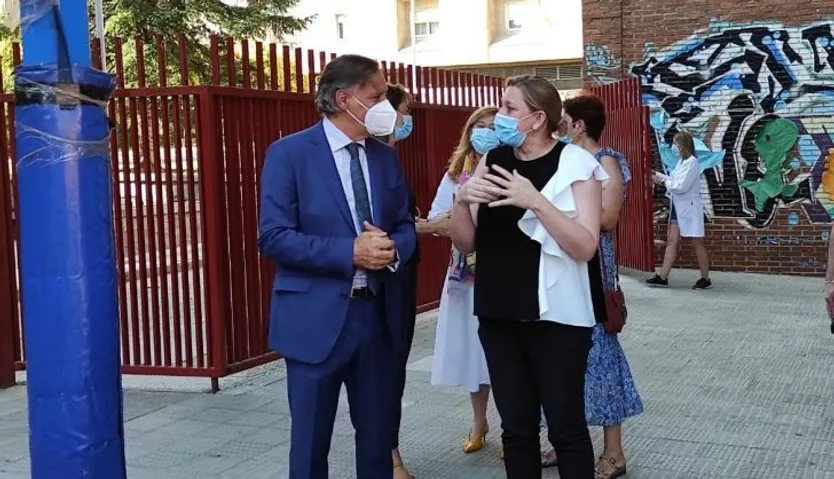 El alcalde de Salamanca, Carlos García Carbayo, y la consejera de Familia, Isabel Blanco, en el colegio salmantino Rufino Blanco (2)
