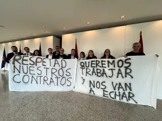 Trabajadores del albergue Llano Alto junto a procuradores de UPL este martes en las Cortes