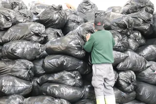 Un trabajador apilando residuos recién llegados a 'Porsiete'