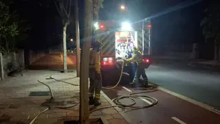 Un nuevo incendio en un solar abandonado moviliza a los bomberos en Santa Marta de Tormes 