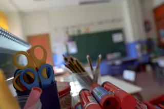 Material escolar en una de las aulas completamente vacía perteneciente a un colegio de la Comunidad de Madrid
