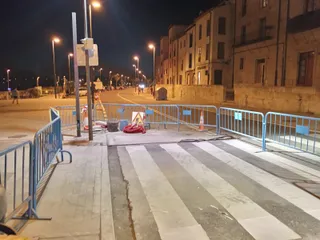El Ayuntamiento ultima la instalación de un paso de peatones inteligente junto al Puente Romano