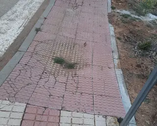 Aceras destrozadas en la urbanización Las Toras