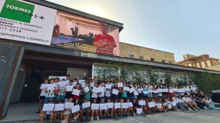 Niños participantes en el campamento tecnológico de verano del Ayuntamiento de Salamanca con el alcalde de Salamanca, Carlos García Carbayo. Foto de archivo