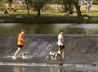 Calor, baño y altas temperaturas en el río Águeda | Agencia ICAL