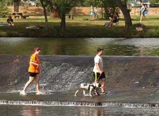 Calor, baño y altas temperaturas en el río Águeda | Agencia ICAL