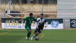 Josué presiona a un jugador del Compostela en la primera vuelta.