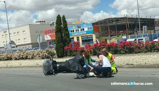 Accidente motorista rotonda CC El Tormes