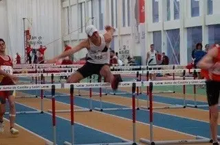 El atleta Pedro García luce en los 60 metros vallas en una prueba de control