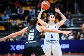Silvia Domínguez busca una línea de pase ante la Virtus | FOTO EUROLEAGUE WOMEN