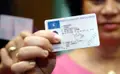 Una mujer muestra su carnet de conducir