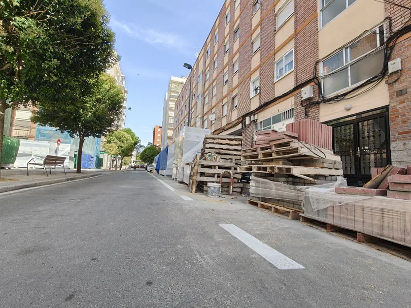 Obras en el entorno residencial de la calle Gladiolos, en el barrio de Garrido