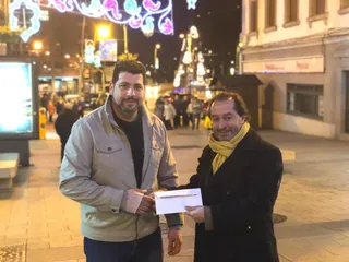 Roberto Cabeza recibe el premio de los participantes de la mano de Raúl Hernández, de Béjar 68