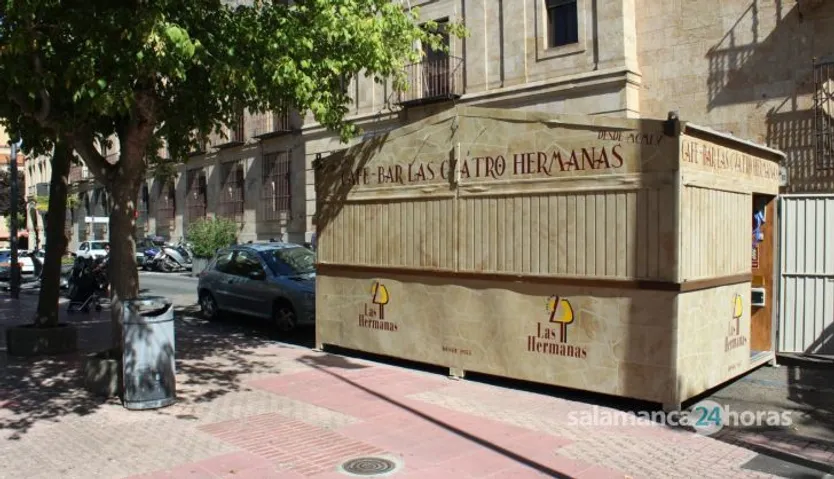 Puesta de casetas feria de día en la plaza de los Bandos