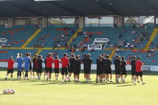 Jugadores del Salamanca CF UDS saludan a los aficionados en un entrenamiento.