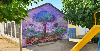 Pintura mural 'La mujer árbol', símbolo de la mujer como origen de la vida, en Vega de Tirados
