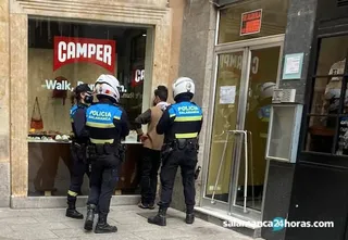 La Policía le reprende por molestar en las terrazas de la Plaza Mayor y mete la mano en el plato de comida de una clienta