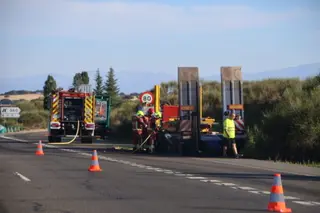 Un camión se incendia en la A-66, en Cuatro Calzadas
