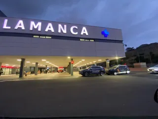 Dos coches de la Policía Nacional en el hospital de Salamanca. Archivo