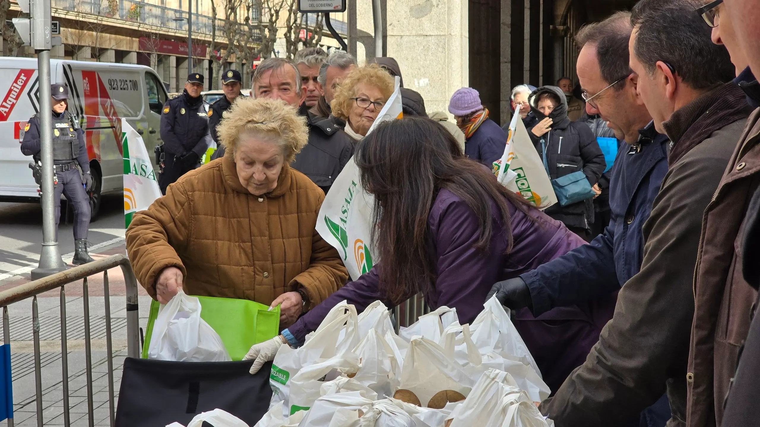 Reparto De Bolsas De Patatas Producidas En Salamanca Durante Las Protestas Del Sector Agrario Este A&ntilde;o