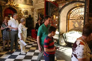 Peregrinos visitan el sepulcro de Santa Teresa | CARMELITAS ALBA