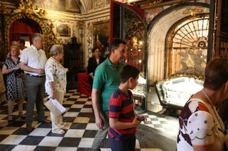 Peregrinos visitan el sepulcro de Santa Teresa | CARMELITAS ALBA