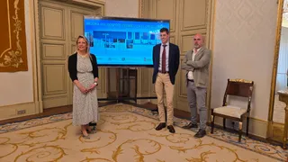 La concejala de Medio Ambiente, María José Coca, presenta el proyecto de mejora del confort térmico del Centro Municipal Integrado Julián Sánchez ‘El Charro’ | Andrea Mateos