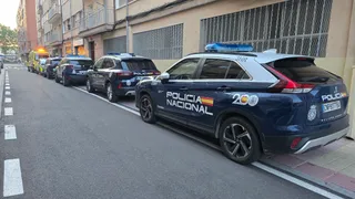 Policía y ambulancia en calle Petunias, Salamanca