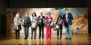 Las premiadas, junto al presidente de la Diputación y los diputados de Cultura y Bienestar Social