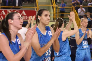 Lucía Rodríguez aplaude a la afición de Würzburg tras perder ante Valencia Basket | FOTO ANDREA MATEOS