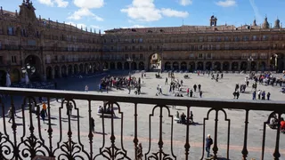Turistas en la Plaza Mayor de Salamanca (1)