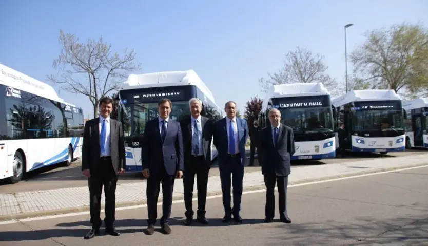 Carlos García Carbayo, presenta los nuevos autobuses del servicio municipal de transporte urbano