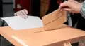 Un votante deposita su sobre en la urna en las pasadas elecciones autonómicas de Castilla y León