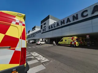 Ambulancias En El Hospital De Salamanca Aparcadas