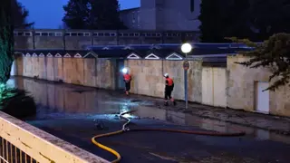 Imagen de archivo de Bomberos trabajando en una fuga de agua en la residencia de mayores abandonada de la carretera de Aldealengua. Fotos Míkel Antúnez