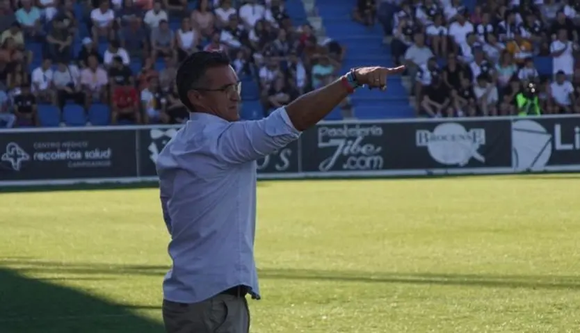 Dani Ponz da instrucciones a sus jugadores ante el Real Unión | FOTO JUANES