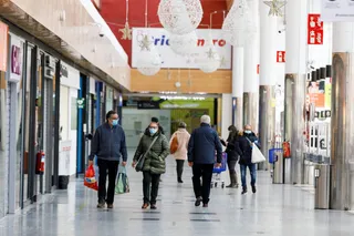 Clientes pasean por un centro comercial de la Comunidad