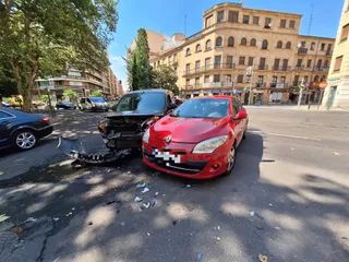 Accidente entre un turismo y una furgoneta en la entrada a la calle de los Condes de Crespo Rascón (6)