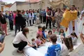 Bendición de los niños durante la procesión del Corpus en Calvarrasa