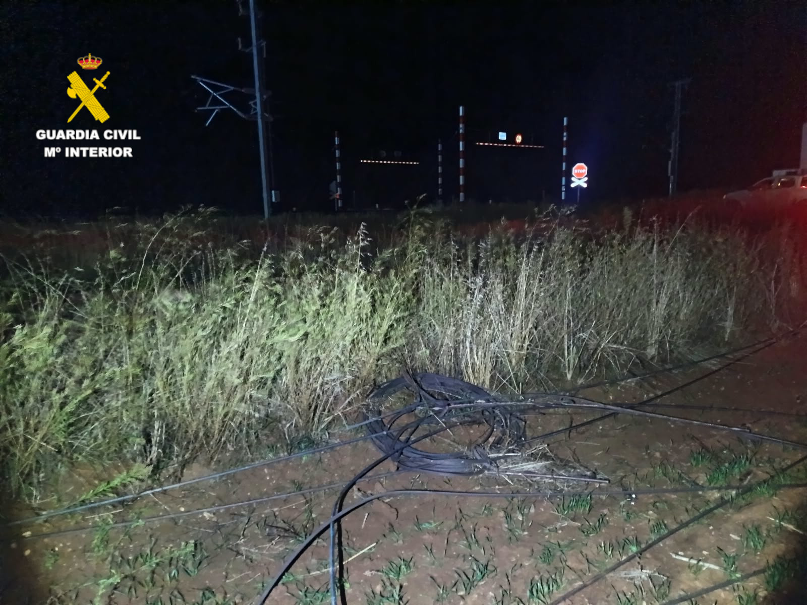 Imagen del cable de cobre cortado junto a un camino