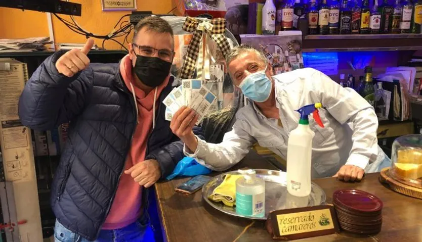 Mauricio y José con los décimos