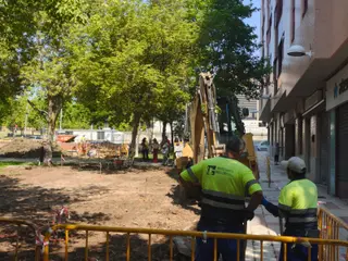 Obras de un nuevo parque infantil junto a la Biblioteca Torrente Ballester