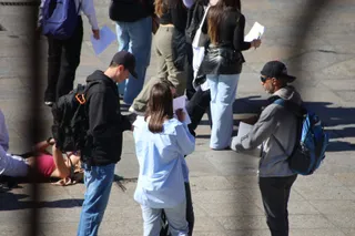 Gente paseando por las calles de Salamanca