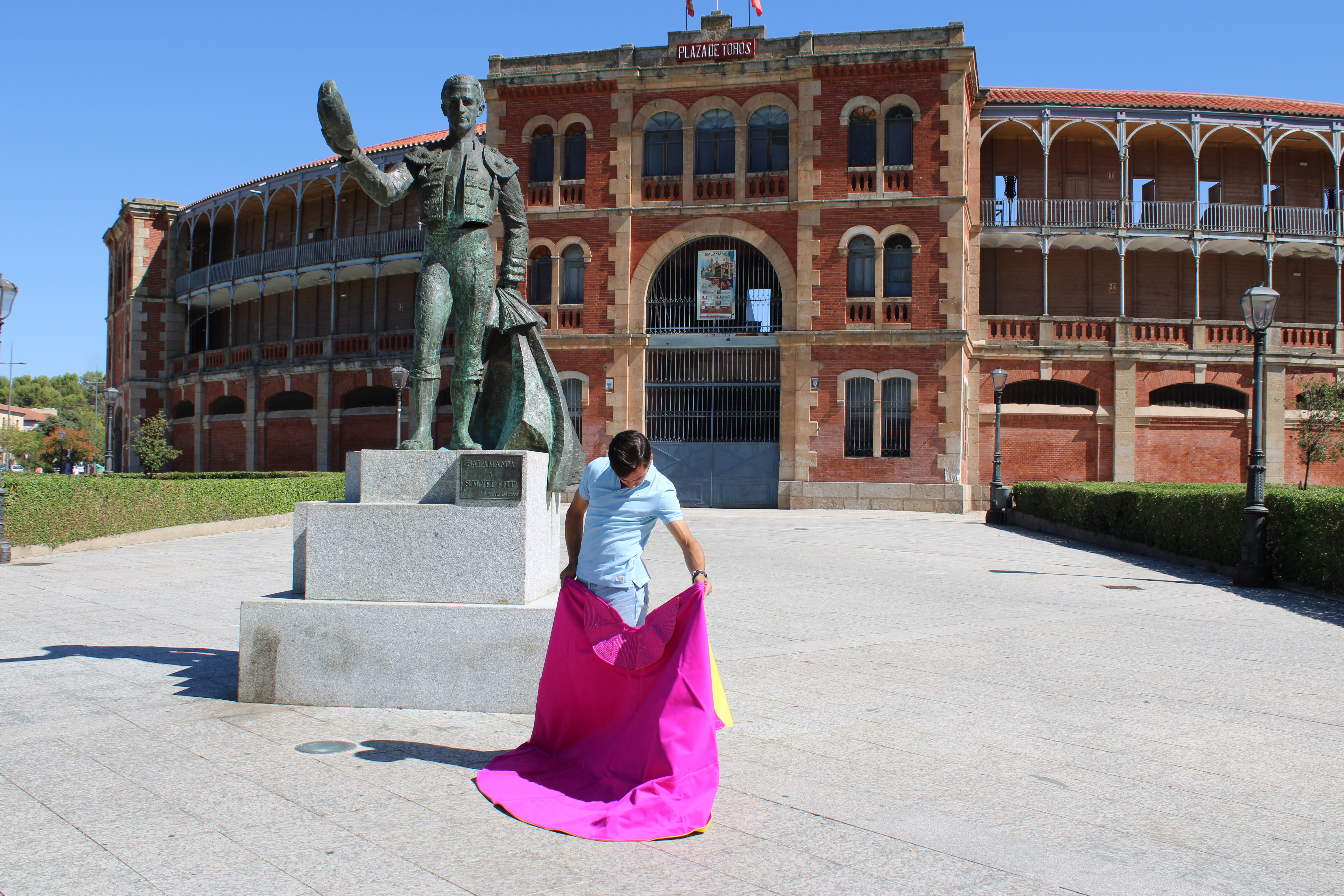 Ismael Mart&iacute;n Lanceando a La Ver&oacute;nica Ante La Plaza De Toros De Salamanca | Ver&oacute;nica Tapia