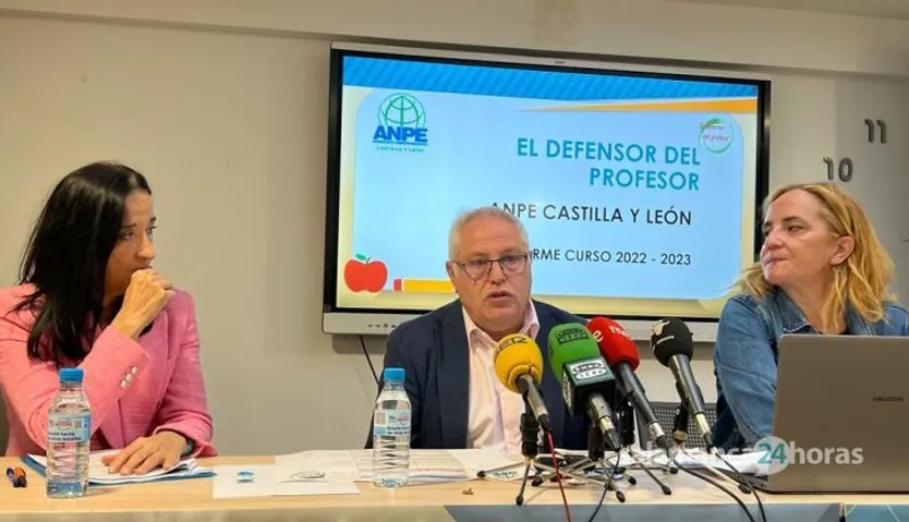 ANPE presenta el Informe del Defensor del Profesor del Curso 22-23. De izq. a dcha. Pilar Revilla, presidenta de ANPE CyL; María José Martín, defensora del profesor en CyL; y Guillermo Bueno, presidente de ANPE en Salamanca. Fotos S24H